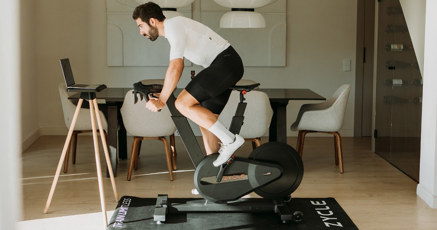 Rodillo inteligente vs bicicleta indoor con conectividad: qué tecnología necesitas para entrenar en casa